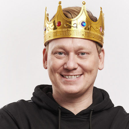King Knossi fights for his crown in gameshow on Joyn
